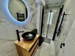 Baño reformada en vivienda de Zaragoza por Kova Reformas