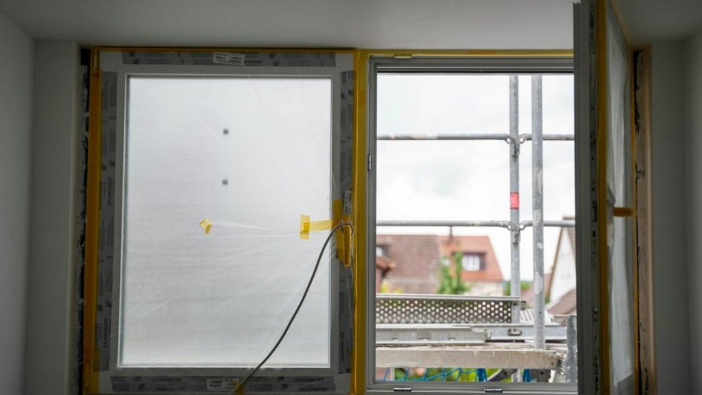 Instalación de ventana nueva durante una reforma en Zaragoza