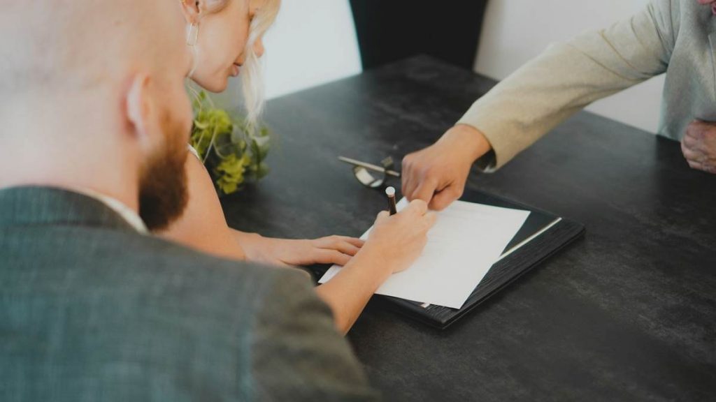 Firma del contrato de una reforma con presupuesto cerrado