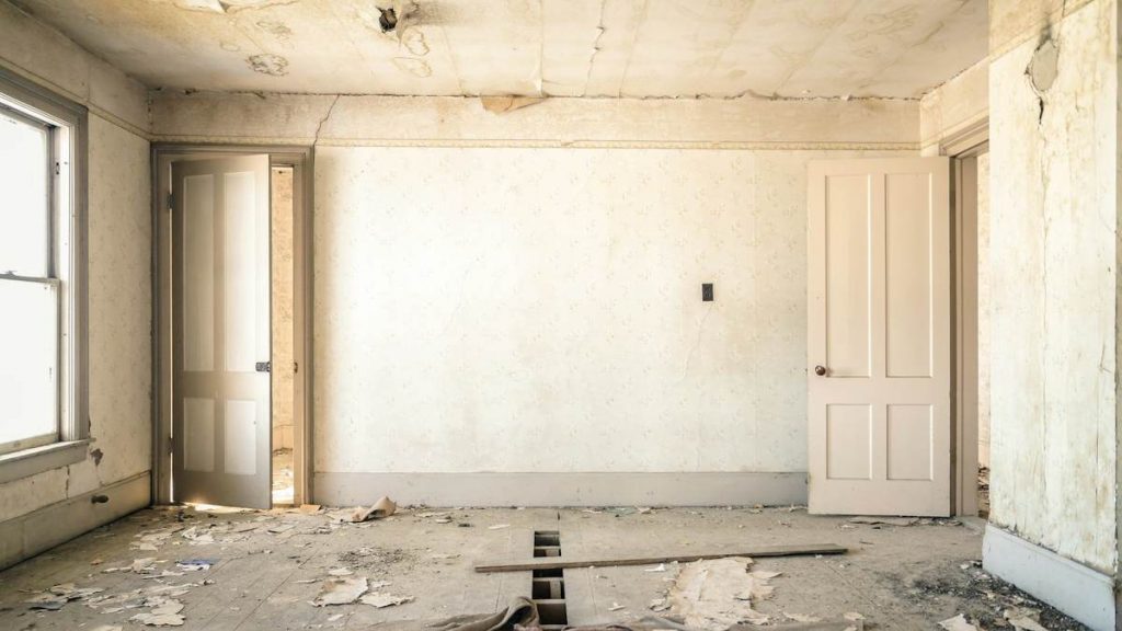 Vivienda en plena demolición durante una reforma en Zaragoza