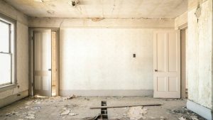 Vivienda en plena demolición durante una reforma en Zaragoza