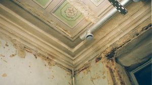 Humedades y goteras en el techo de una vivienda antigua en Zaragoza