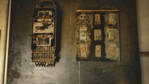 Cuadro eléctrico antiguo con fusibles de cerámica pendiente de renovación
