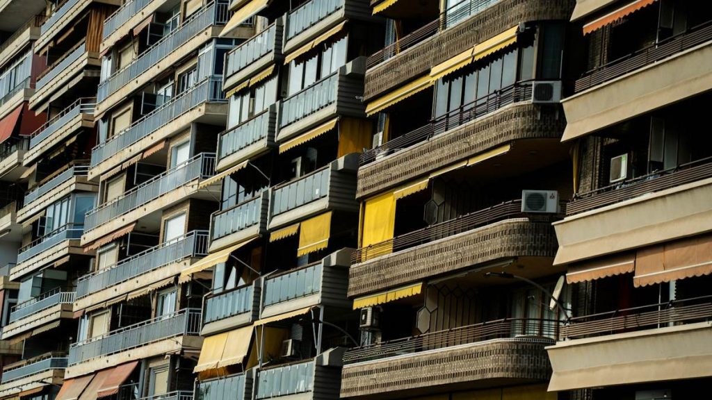 Bloques de viviendas con balcones y toldos en el barrio de Delicias, Zaragoza