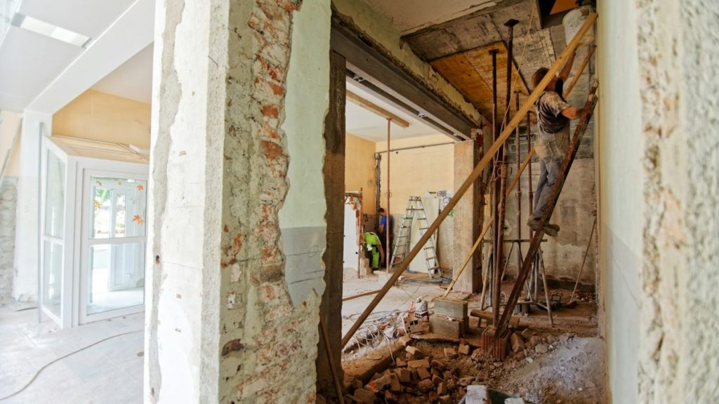 Piso en obras durante una reforma en Zaragoza, con tabiques abiertos