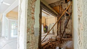 Piso en obras durante una reforma en Zaragoza, con tabiques abiertos