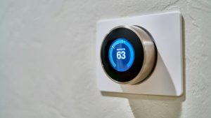 Termostato inteligente en la pared de una vivienda reformada en Zaragoza
