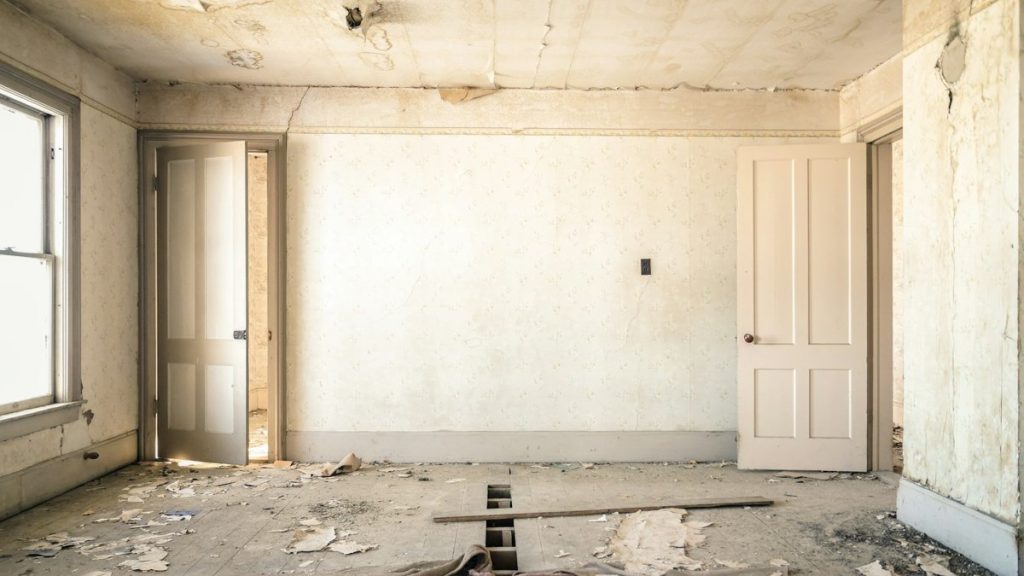 Pared de un piso antiguo con humedad antes de la reforma en Zaragoza