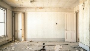 Pared de un piso antiguo con humedad antes de la reforma en Zaragoza