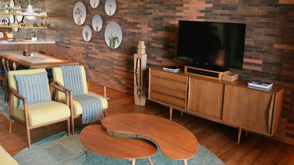 Salón reformado con iluminación cálida y de ambiente en Zaragoza