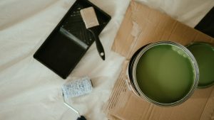 Pintura y rodillo listos para pintar un piso en Zaragoza