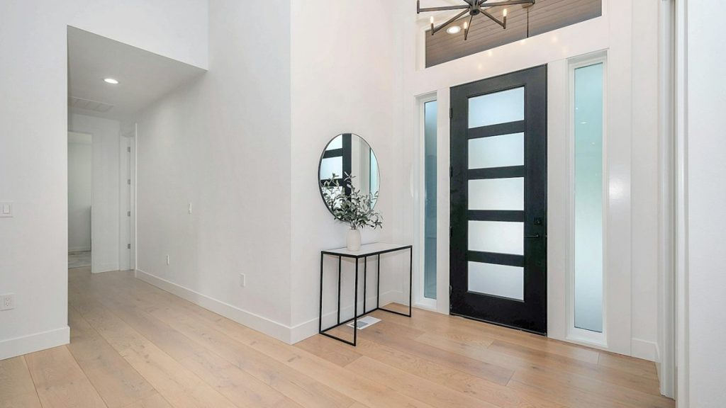 Puerta de interior moderna en el pasillo de un piso reformado en Zaragoza