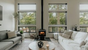 Salón luminoso reformado con chimenea, reforma en Santa Isabel Zaragoza