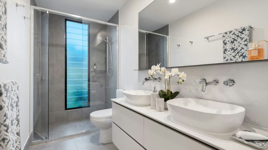 Baño moderno con mampara, lavabo sobre encimera y grifería empotrada tras una reforma sin obra en Zaragoza